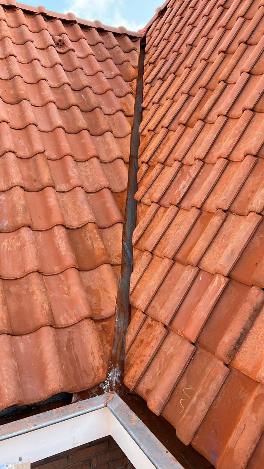 Detail van netjes gelegde rode dakpannen